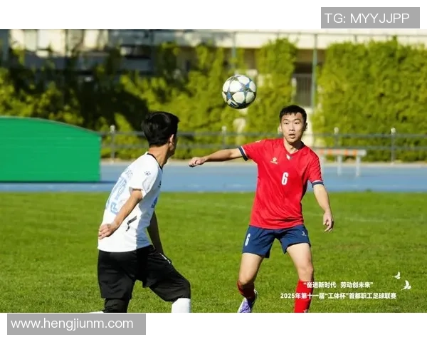 足球球星化身坚毅保安守护绿茵场展现别样人生风采